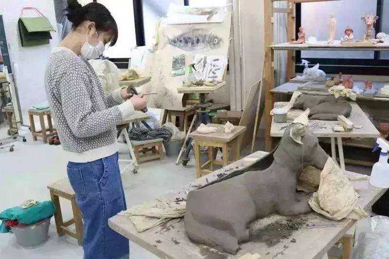 标准的瑜伽三角伸展式讲解